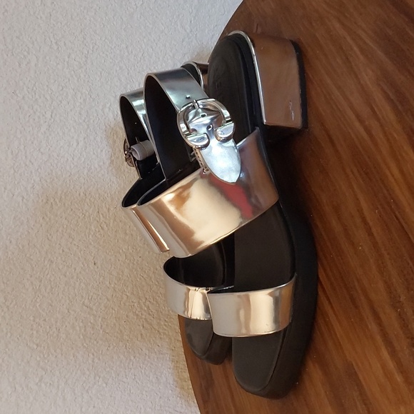 Aerosoles Dove Silver Strappy Platform Women's Sandals W/ Flaw Mod/ Edgy Sz.9.5 - Picture 2 of 7